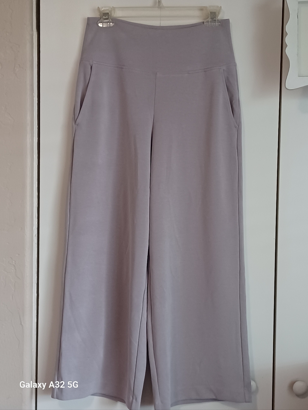 Athleta Wide Leg Crop Women's Pants in A Light Lavender W Pockets Sz. S/T